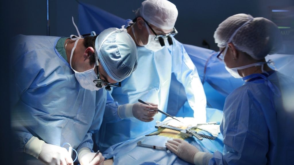 Doctors performing laparoscopic surgery in Barcelona