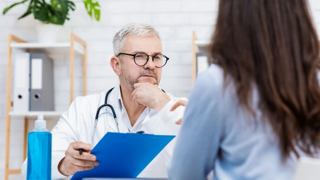 Illustrative image of a medical consultation for an international patient in Barcelona