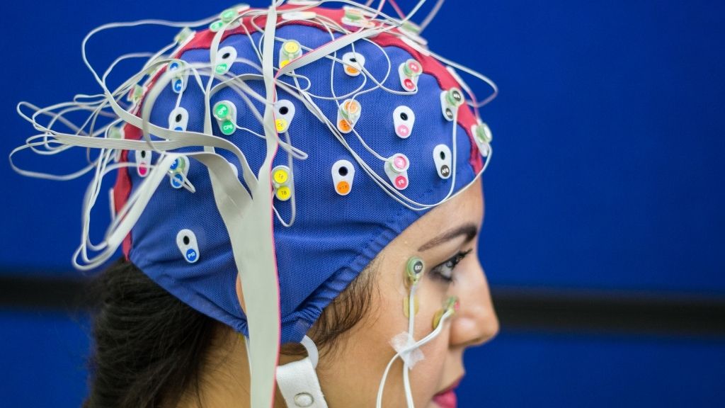 Pacient sotmès a una avaluació d'estimulació cerebral avançada durant un programa de neurorehabilitació a Barcelona.