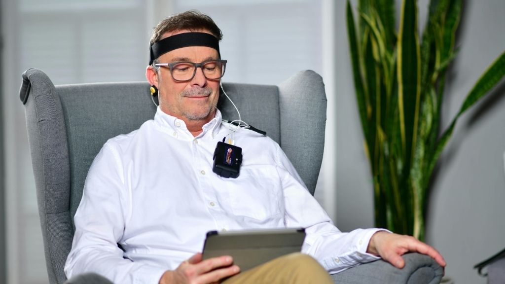 Pacient sotmès a estimulació cerebral no invasiva (tDCS) com a part del tractament del dolor neuropàtic a Barcelona.